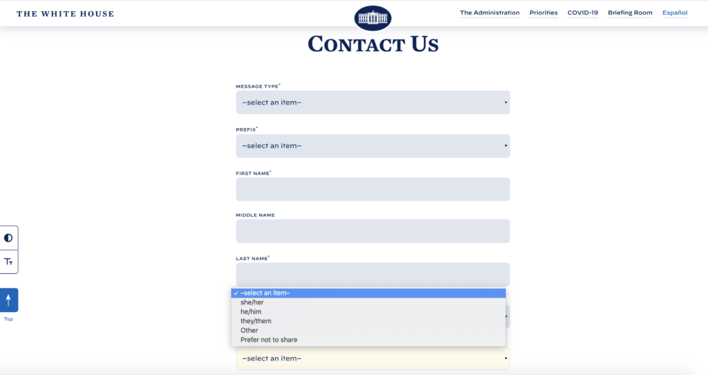 Skjermbilde av kontakt-skjemaet til det hvite hus. Hvit bakgrunn med blått skjema, der valgene til ord man kan omtales med er åpnet. Man kan velge She/her, he/him, they/them, other eller Prefer not to share. 