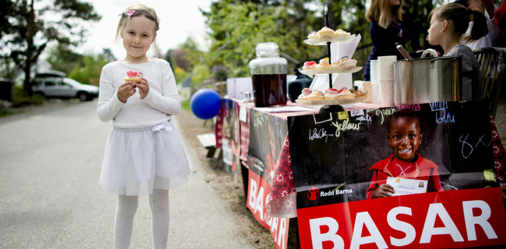 NO:Barn selger popcorn, muffins, kort, saft og kaffe til inntekt for Redd Barna.