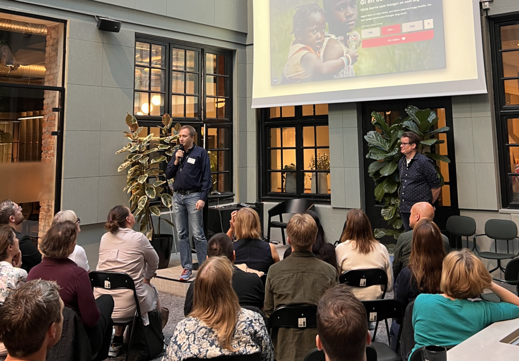 Marius og Øyvind står på scenen på forkostseminaret forna publikum